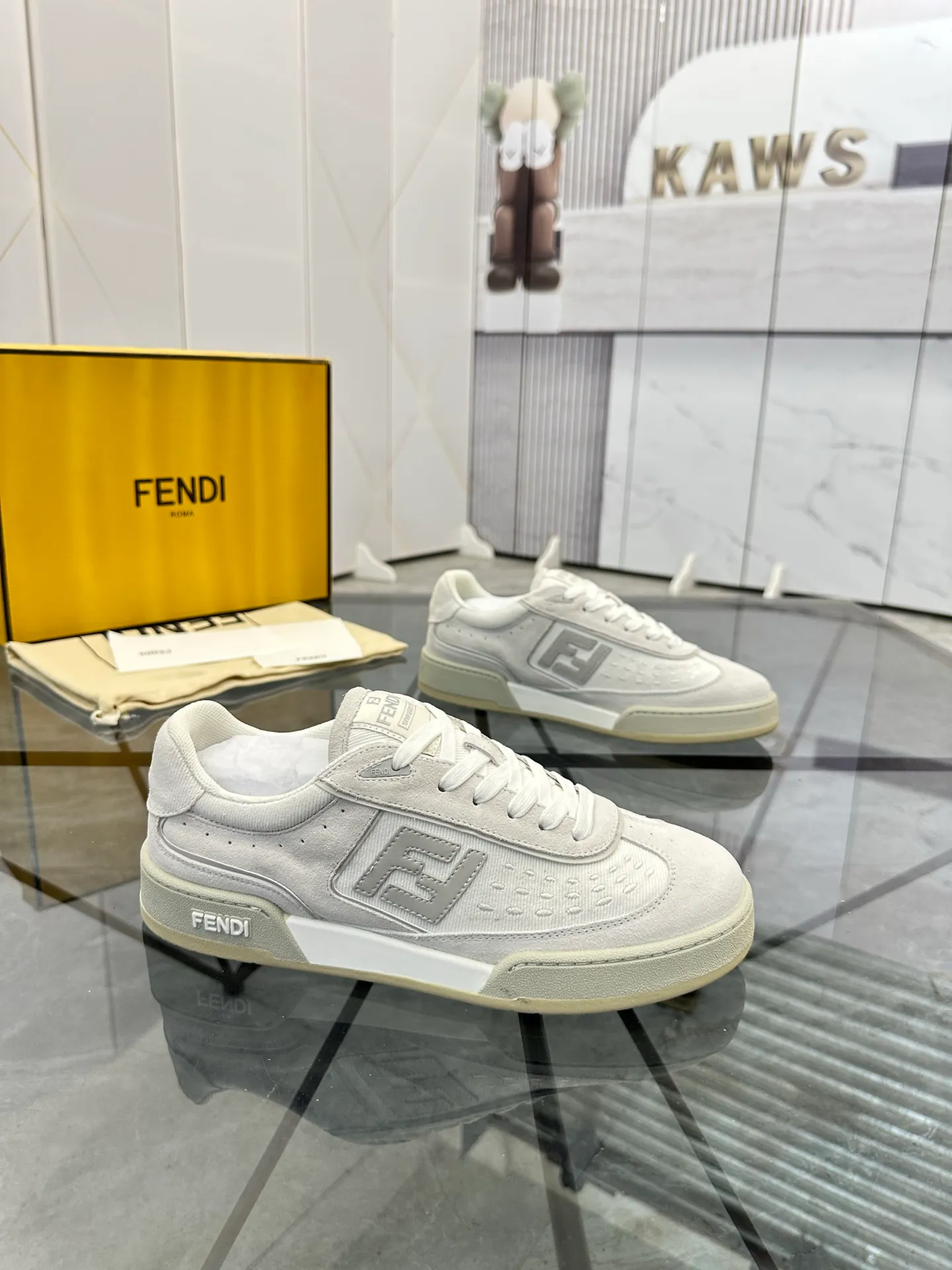 Selling men's shoes 💰: 💰P620¥ Top quality Product trademark: Fendi* "Fendi*" low-top casual shoes Regular size: 35-44 (can be customized to 38.45.46) Product material: imported first-layer nubuck leather upper, breathable lining, original outsole. No.:H208